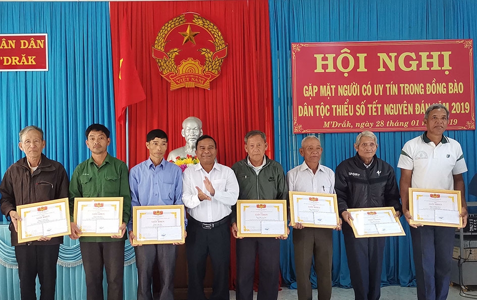 Phó Chủ tịch UBND huyện M'Đrắk Y Bới Byă trao giấy khen tặng người có uy tín tiêu biểu trên địa bàn huyện.