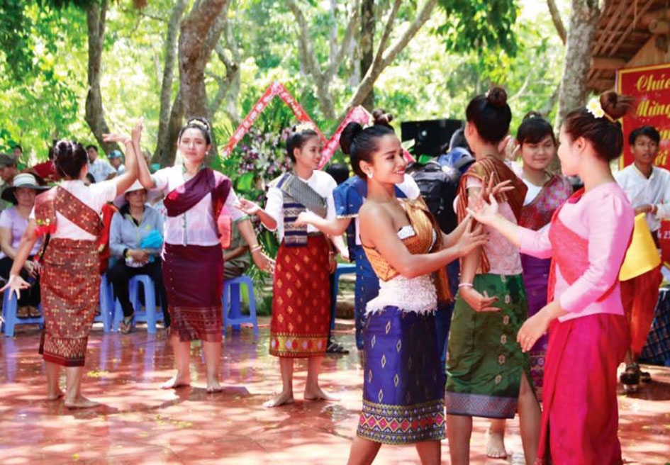 Người Việt gốc Lào ở xã Krông Na vui đón Tết Bunpimay trong điệu múa truyền thống.