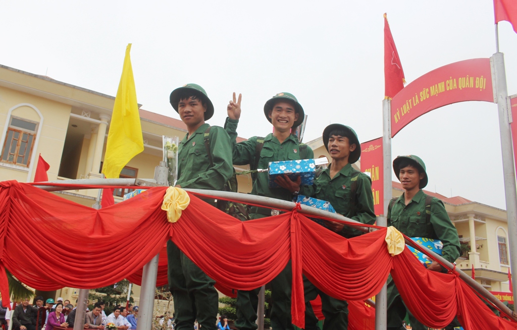 Thanh niên thị xã Buôn Hồ trong ngày lên đường nhập ngũ năm 2018