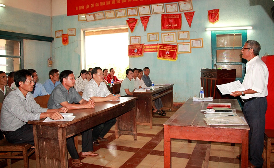 Một buổi sinh hoạt thường kỳ của Chi bộ Tổ dân phố 2, phường Đạt Hiếu có sự tham gia của đại diện Đảng ủy phường. 