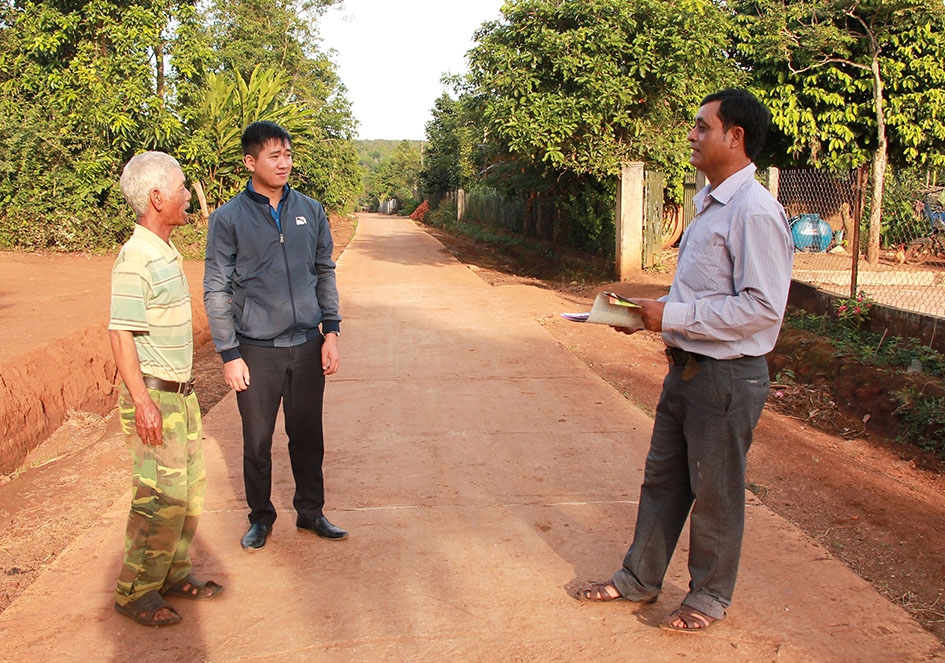 Đảng viên Y Khuê Ayun (bìa phải), Trưởng buôn Kwăng A, xã Cư Bao gặp gỡ, trò chuyện với người dân trong buôn.
