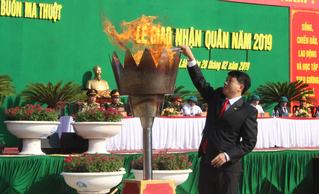 Bí thư Thành ủy Buôn Ma Thuột Y Thanh Hà Niê Kđăm thắp ngọn lửa truyền thống tại Lễ giao nhận quân 