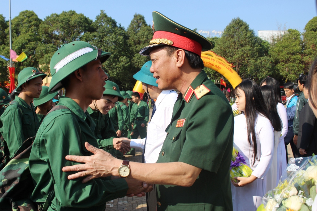 Thiếu tướng Ngô Minh Tiến, Phó Tổng tham mưu trưởng Quân đội nhân dân Việt Nam dặn dò, động viên chiến sĩ trước khi lên đường nhập ngũ