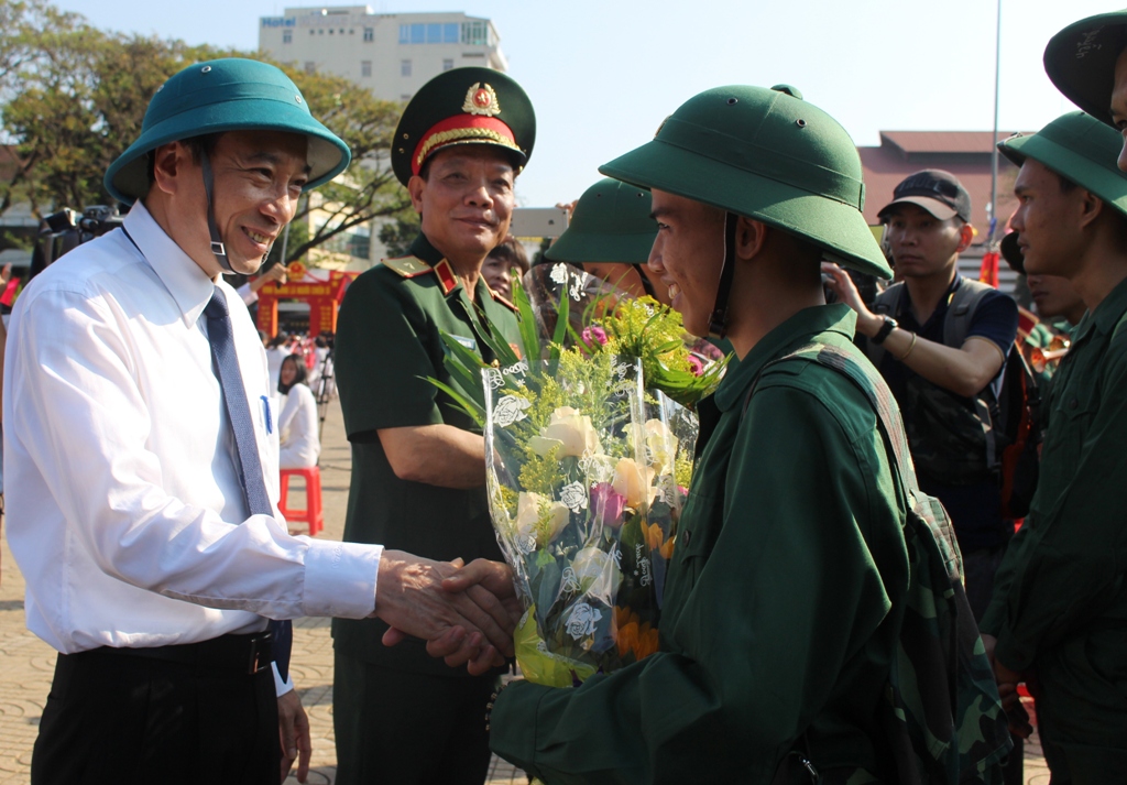 Chủ tịch UBND tỉnh Phạm Ngọc Nghị tặng hoa động viên chiến sĩ nhập ngũ