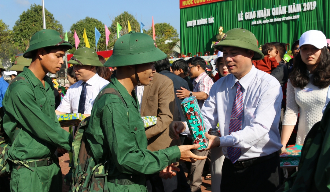 Bí thư Huyện ủy Krông Pắc Trần Hồng Tiến tặng quà động viên tân binh trước lúc lên xe về đơn vị