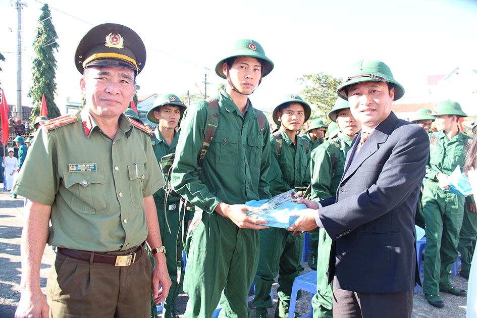 Lãnh đạo Huyện ủy M'Đrắk tặng quà tân binh.  Ảnh: T.Ninh