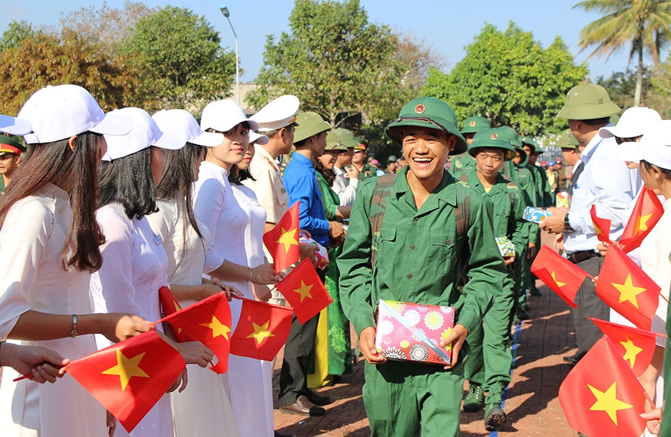              Thanh niên huyện  Krông Pắc hăng hái  lên đường tòng quân. Ảnh: T.Hùng