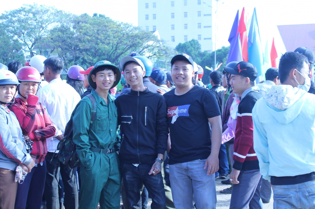 Tân binh Trần Minh Phong vui vẻ chụp ảnh lưu niệm cùng bạn thân trước khi lên đường nhập ngũ.  Ảnh: T.An