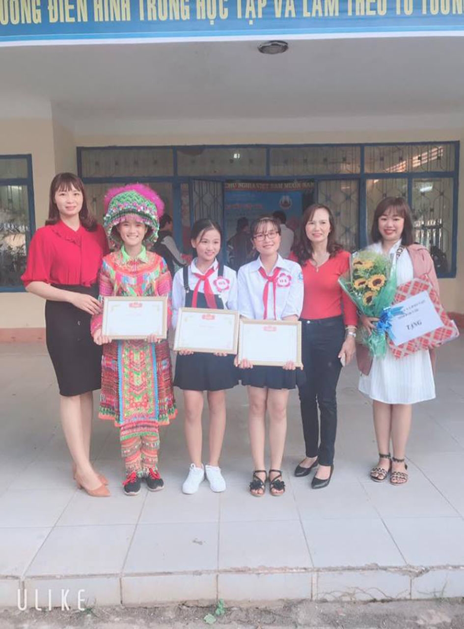 Em Giàng Thị Gầu (thứ hai từ trái sang) tham dự cuộc thi Viết và thuyết trình về tấm gương điển hình trong học tập và làm theo tư tưởng, đạo đức, phong cách Hồ Chí Minh tháng 12-2018. Ảnh: T.Nguyệt