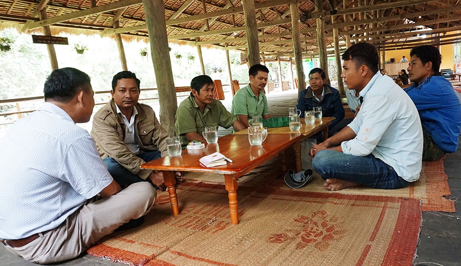 Các nài voi họp bàn trước khi diễn ra lễ hội.  