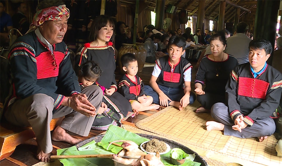 Thầy cúng (bìa trái) đọc lời khấn mừng gia chủ có ngôi nhà mới.  