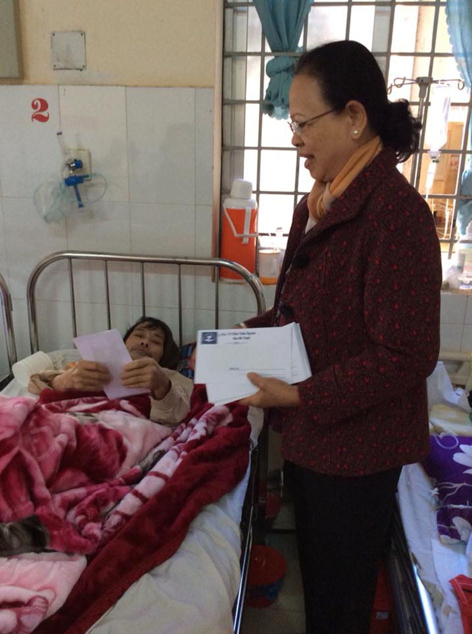 Hội viên Câu lạc bộ bóng bàn Đoàn Kết tặng quà bệnh nhân nghèo  trong dịp Tết Nguyên đán 2019.  