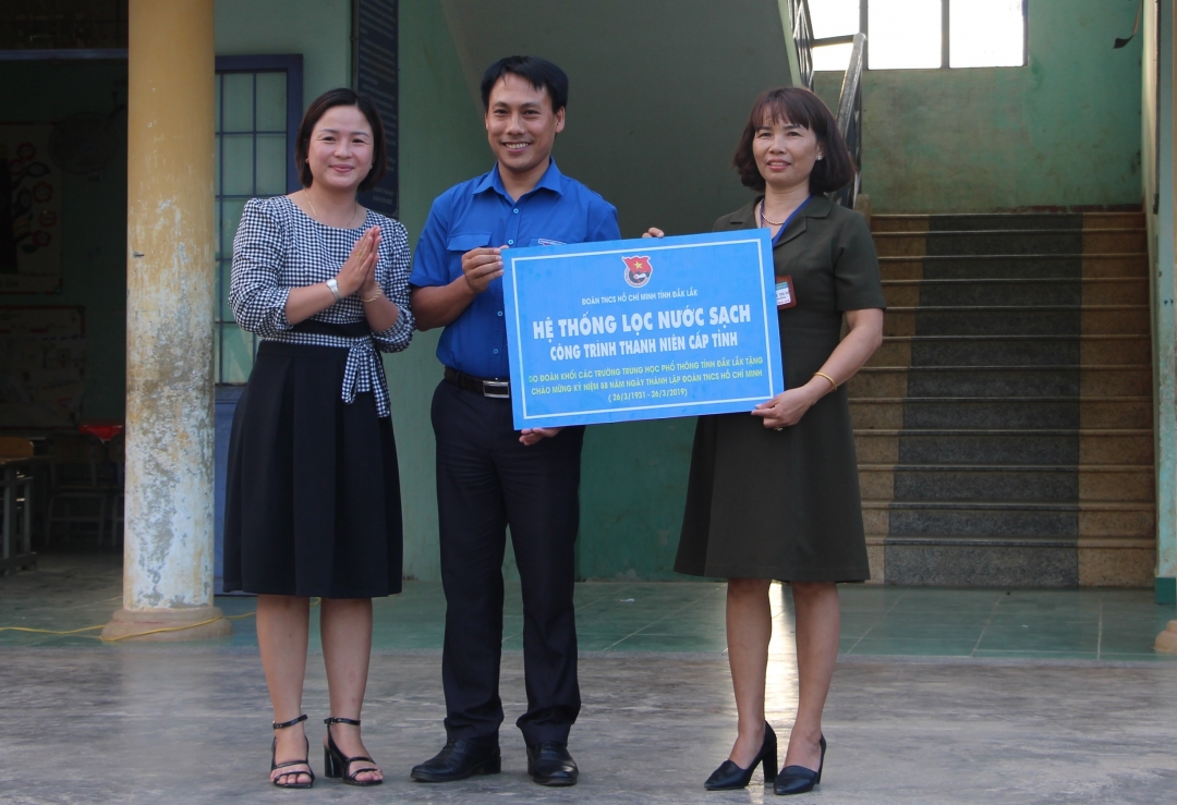 Phó Bí thư Tỉnh Đoàn Nguyễn Ngọc Hoàng bàn giao hệ thống lọc nước sạch tại trường Tiểu học Chu Văn An (huyện M’Đrắk). 