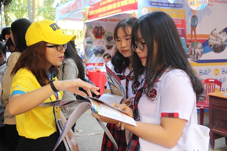 Học sinh tìm hiểu thông tin tại gian tư vấn.