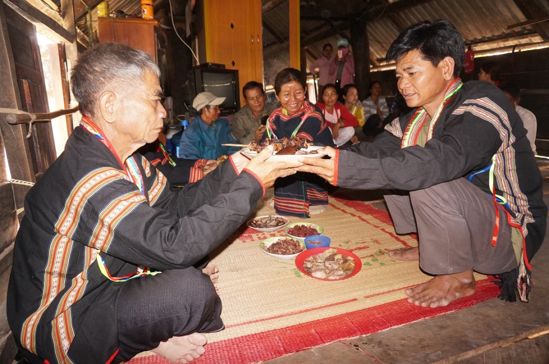 Ama Xanh (bìa phải) cung kính dâng đĩa thịt bò tạ ơn cha mình.