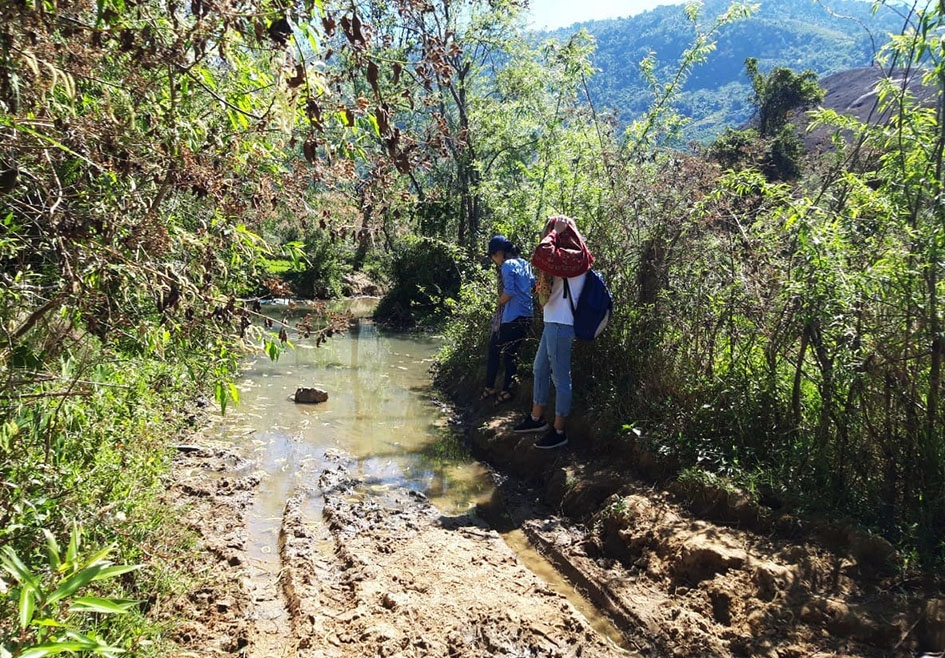 Đoạn đường dẫn vào đá Voi ngập nước và lầy lội do dòng suối bị chặn bằng những bao đất, cát.  