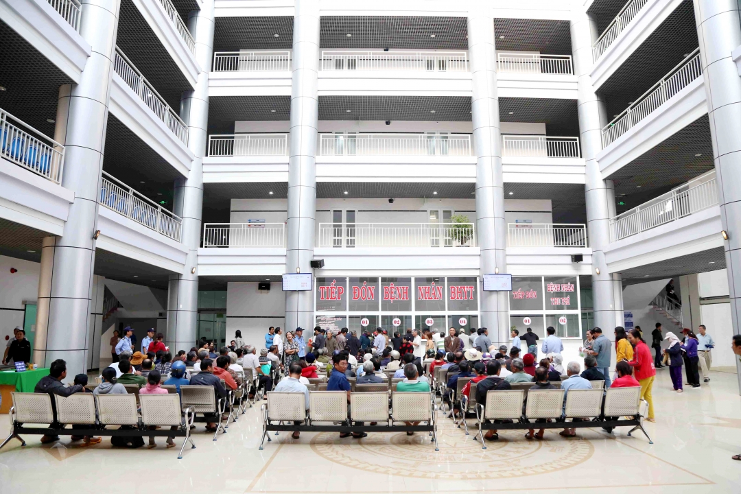 Sảnh đón tiếp bệnh nhân và đăng ký thủ tục khám chữa bệnh được bố trí rộng rãi, thoáng mát, có ghế ngồi phục vụ người bệnh