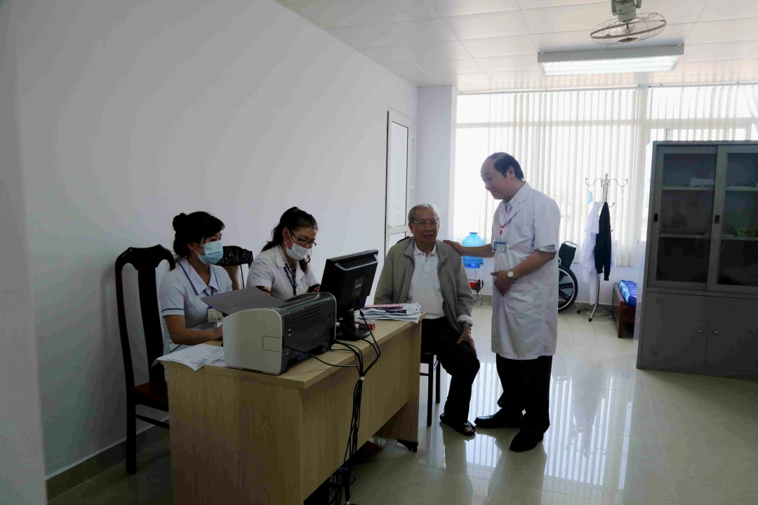 Khoa khám bệnh giành cho cán bộ cao cấp được bố trí ở một tầng riêng, khá yên tĩnh. Ảnh: K.Oanh