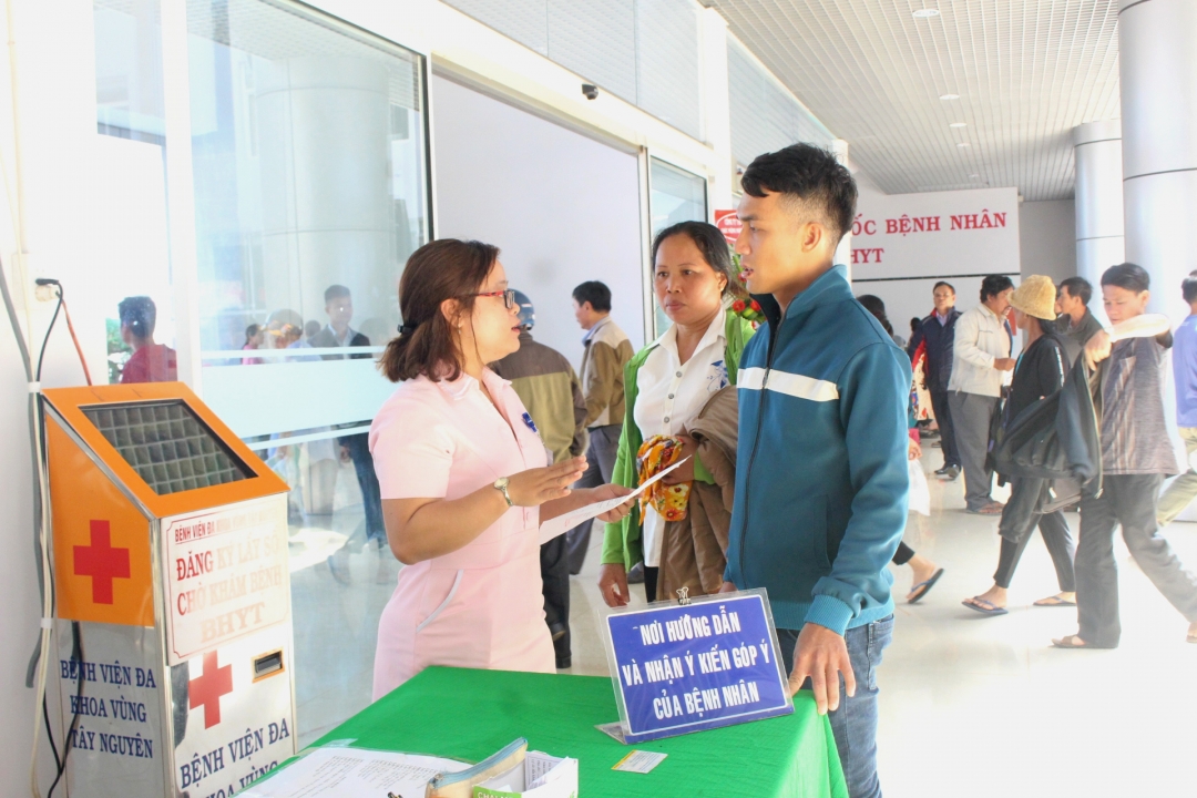 Tại nhiều vị trí trong bệnh viện, các nhân viên Đội Công tác xã hội của bệnh viện thường xuyên túc trực hướng dẫn, tư vấn cho người bệnh kịp thời. Ảnh: K.Oanh