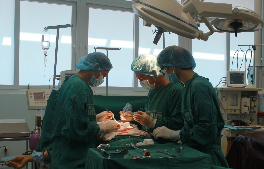 Tại cơ sở mới, hệ thống phòng mổ được trang bị hiện đại và mở rộng từ 6 phòng (ở cơ sở cũ) lên 15 phòng, tạo thuận lợi cho người bệnh không phải chờ đợi khi làm phẫu thuật (Trong ảnh là một ca phẫu thuật kết hợp xương cẳng tay do các bác sĩ của bệnh viện thực hiện). 