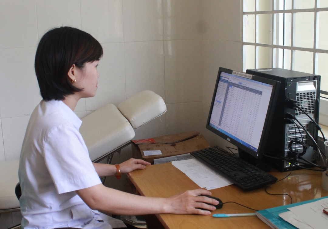 Chị Hà Thị Dung, nhân viên Trạm Y tế phường Tân Lợi, TP. Buôn Ma Thuột kiểm tra số lượng thuốc và hạn dùng trên ứng dụng của phần mềm MMS.Net. Ảnh: K.Oanh