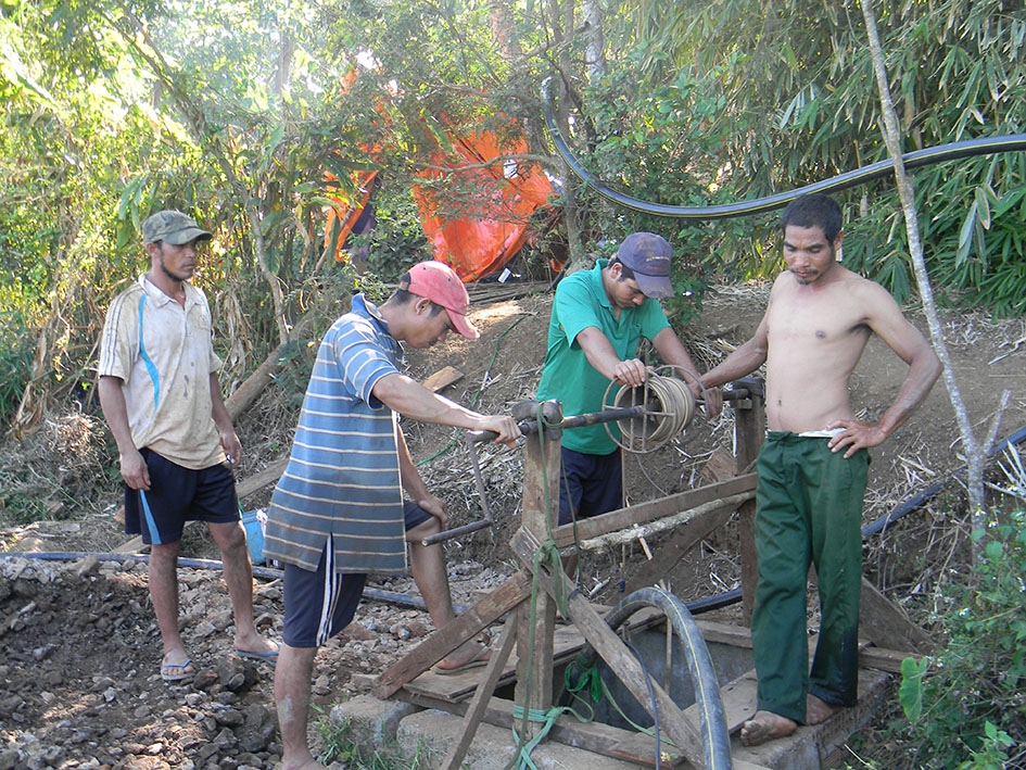 Người dân buôn Ea Nao, xã Ea Tu, TP. Buôn Ma Thuột khoét sâu thêm giếng để lấy nước tưới.