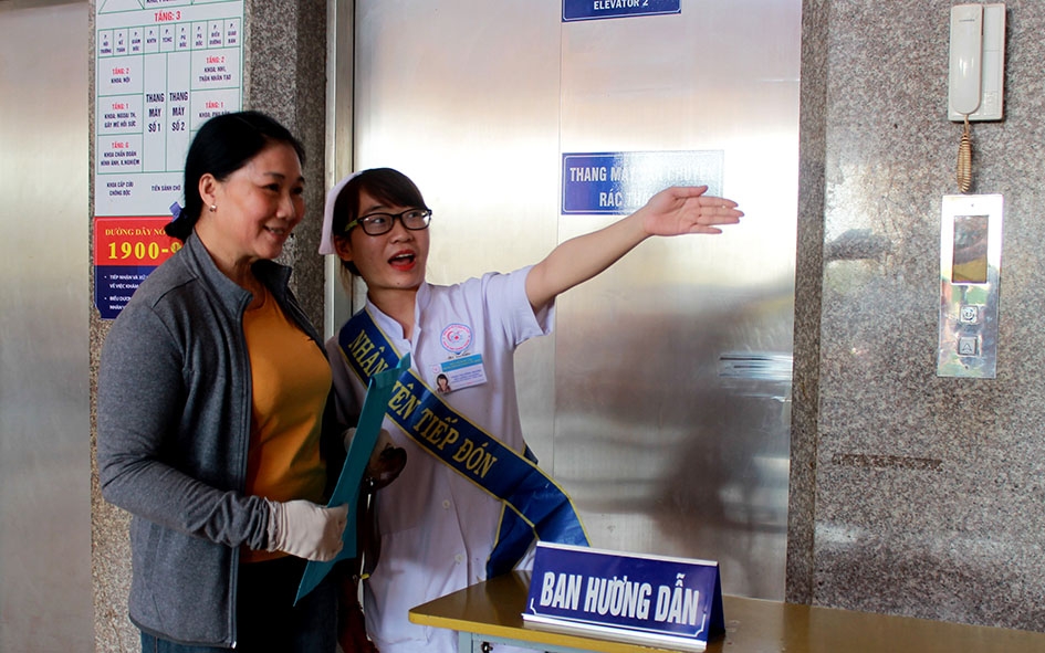 Nhân viên Khoa Khám bệnh, BVĐK TP. Buôn Ma Thuột chỉ dẫn người bệnh hướng đi đến khu xét nghiệm. 