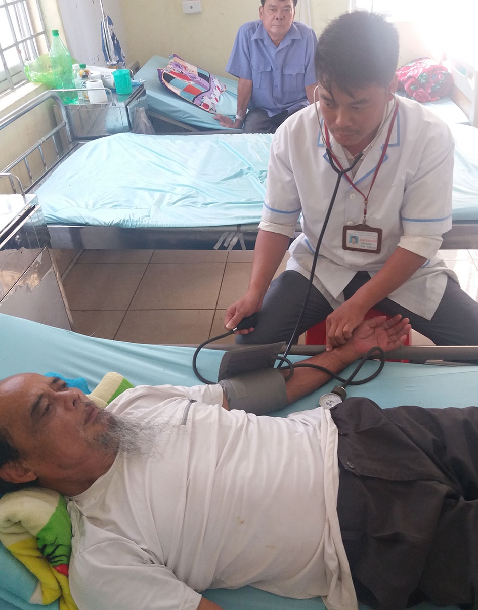 Anh Ngô Văn Dân chăm sóc bệnh nhân.