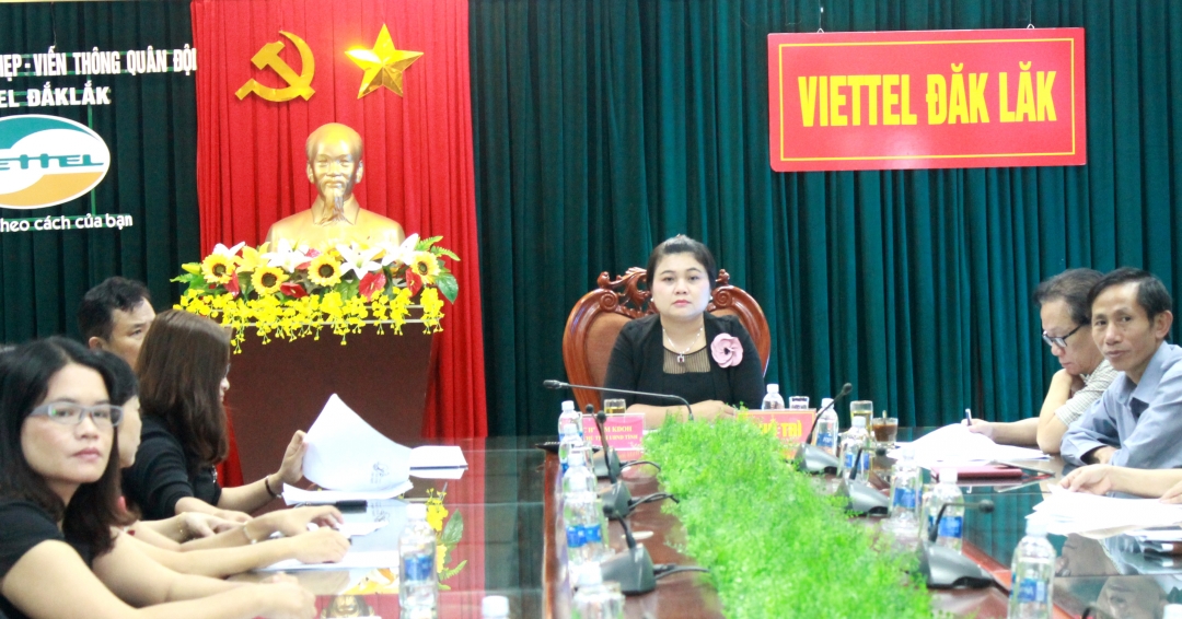 Phó Chủ tịch UBND tỉnh H'Yim K'đoh và các đại biểu tham dự Hội nghị tại điểm cầu Đắk Lắk. 
