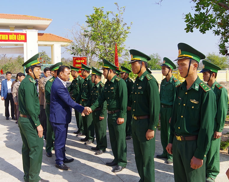 Bí thư Tỉnh ủy Êban Y Phu thăm cán bộ chiến sĩ Đồn Biên phòng Cửa khẩu Đắk Ruê. 