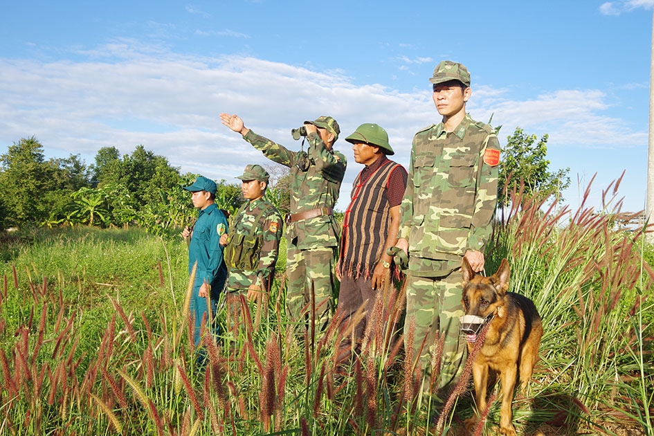 Bộ đội Biên phòng và lực lượng dân quân tuần tra biên giới.  