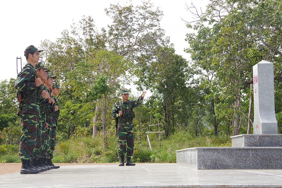 Cán bộ, chiến sĩ Đồn Biên phòng Yok M’Bre tổ chức tuần tra bảo vệ biên giới. 