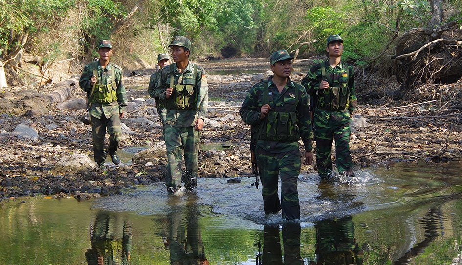 Đại úy Nguyễn Quý Sang (người đi đầu) cùng đồng đội trên đường tuần tra.  