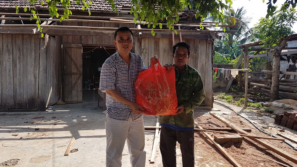 Anh Nguyễn Hữu Phúc tặng quà cho gia đình cháu Vi Thị Nương ở thôn 11, xã Ia R'vê (huyện Ea Súp).