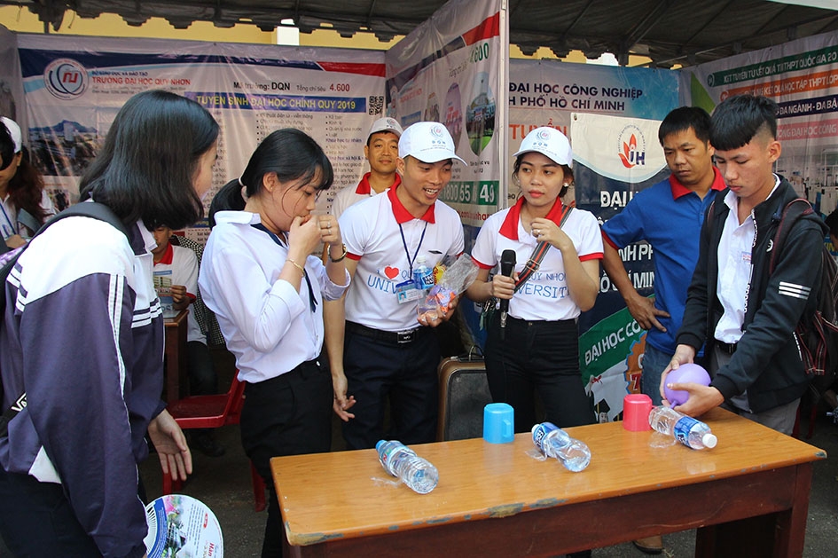 Các em học sinh trải nghiệm về ngành nghề tại gian tư vấn của Trường Đại học Quy Nhơn.    
