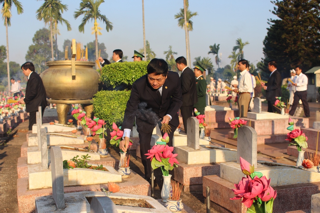 Phó Bí thư Thường trực Tỉnh uỷ Phạm Minh Tấn dâng hương các anh hùng liệt sỹ