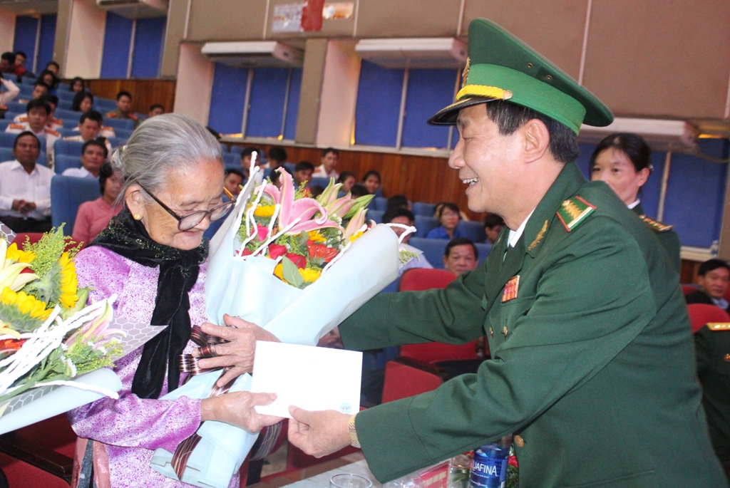 Đại tá Phạm Quang Hùng, Chỉ huy trưởng Bộ đội Biên phòng tỉnh trao quà tặng các Mẹ Việt Nam Anh hùng