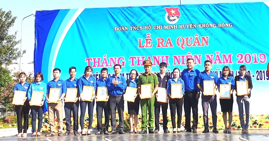 Ban Thường vụ Huyện Đoàn trao bảng tuyên dương cho các cá nhân có thành tích xuất sắc trong học tập.