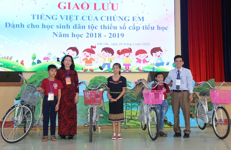 Các em học sinh được nhận xe đạp tại chương trình giao lưu.
