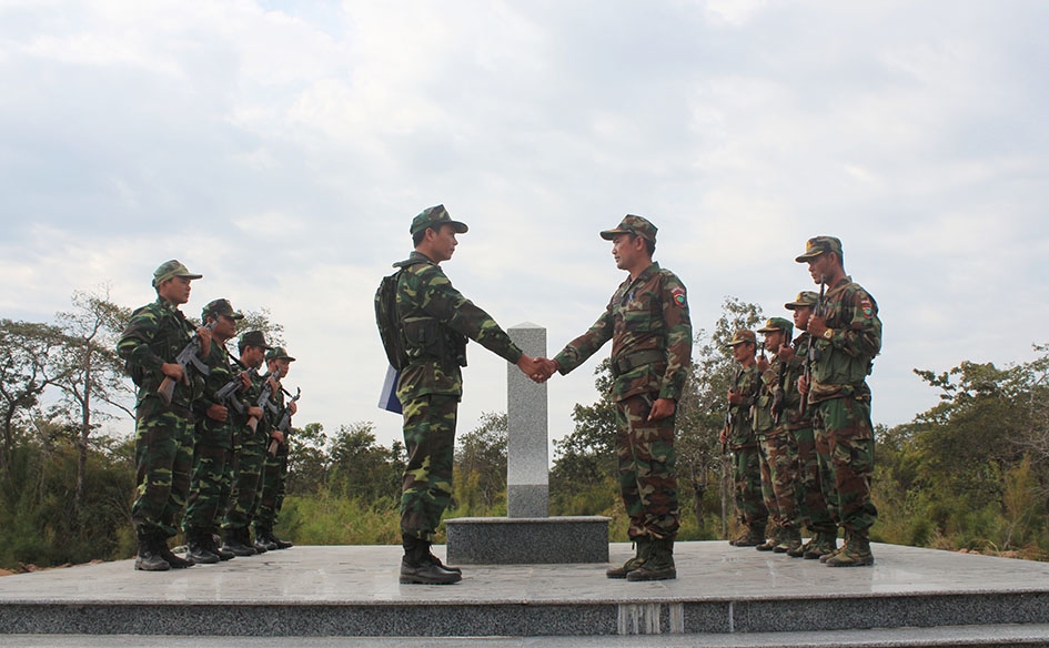 Đồn Biên phòng Cửa khẩu Đắk Ruê phối hợp tuần tra song phương cùng lực lượng bảo vệ biên giới nước bạn Campuchia.