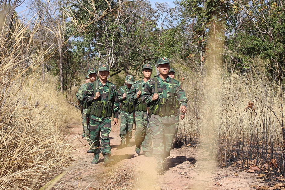 Cán bộ, chiến sĩ Đồn Biên phòng Ea H’leo tuần tra bảo vệ biên giới.  