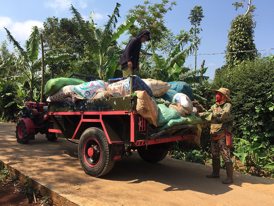 Chị H’Rin Ayun cùng chồng thu gom rác thải ở buôn Sah A.