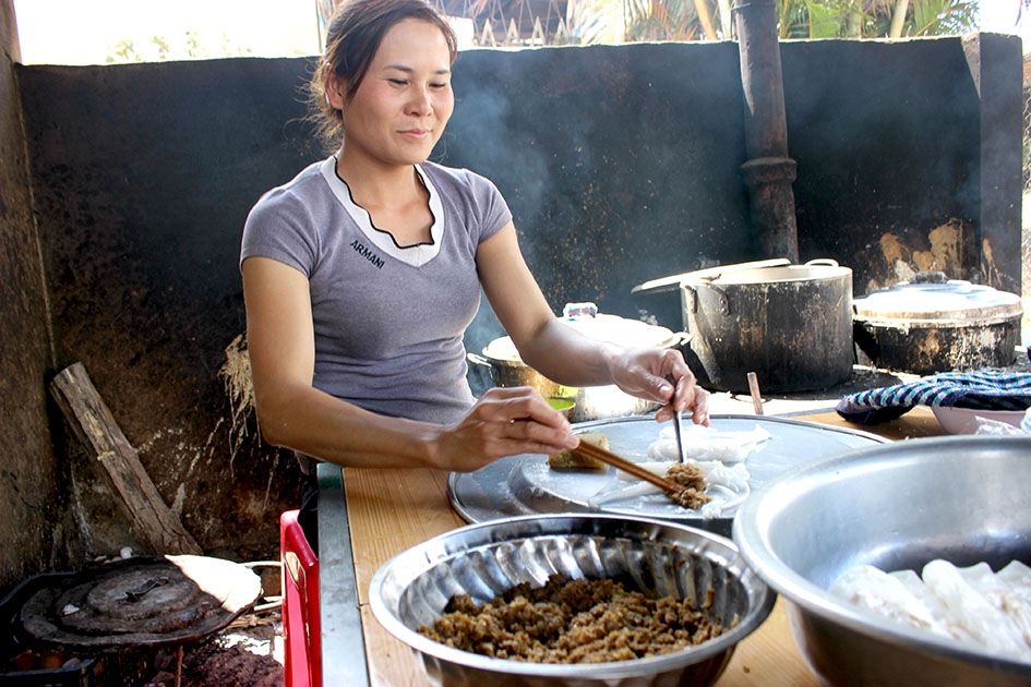 Chị Vân tráng bánh phục vụ khách. 