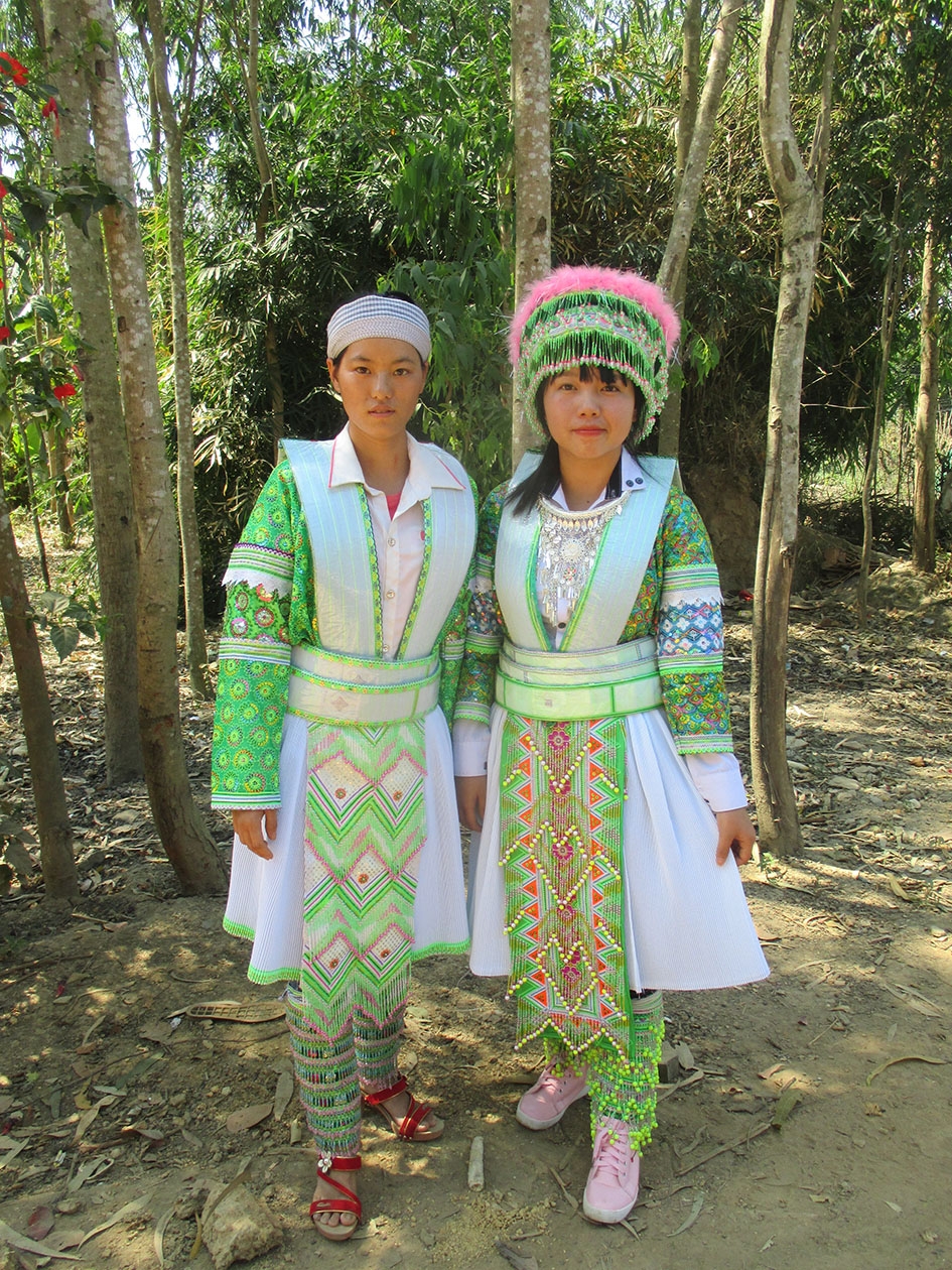 Phụ nữ Hmông trắng trong trang phục truyền thống. 