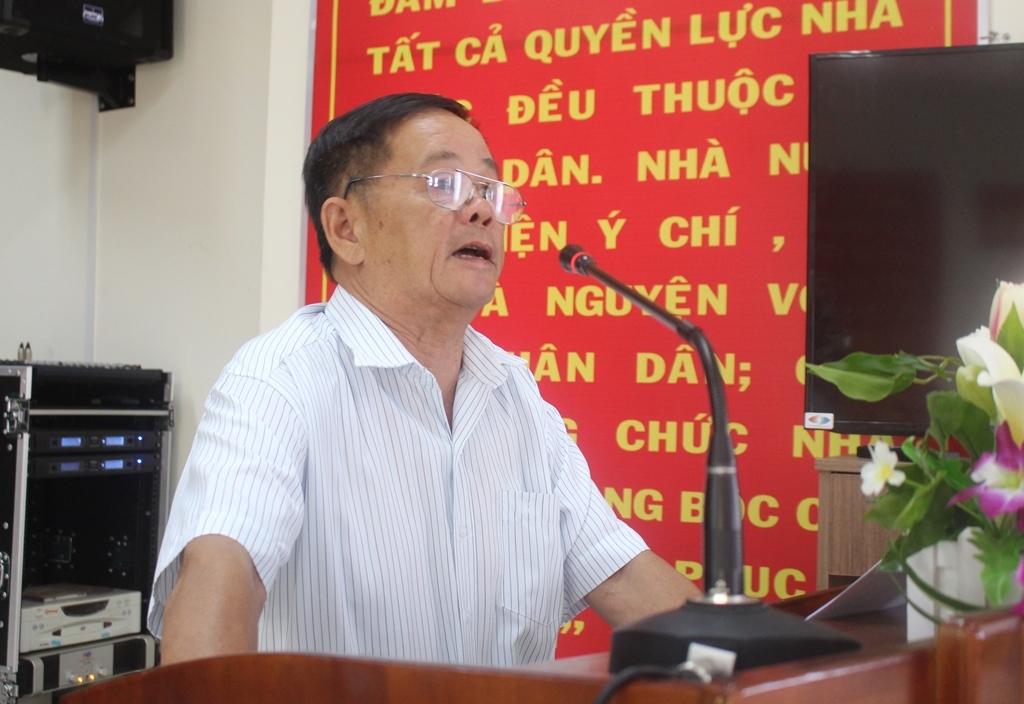Ông Nguyễn Văn Hồng, Trưởng phòng Cải cách hành chính - Sở Nội vụ phổ biến các nội dung tại buổi tập huấn.