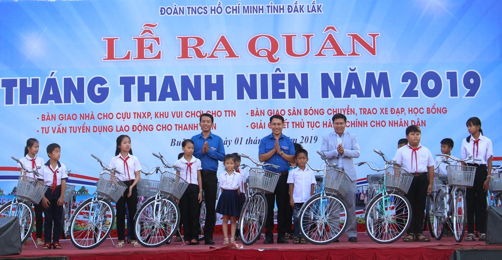 Ban tổ chức trao tặng xe đạp cho học sinh nghèo vượt khó