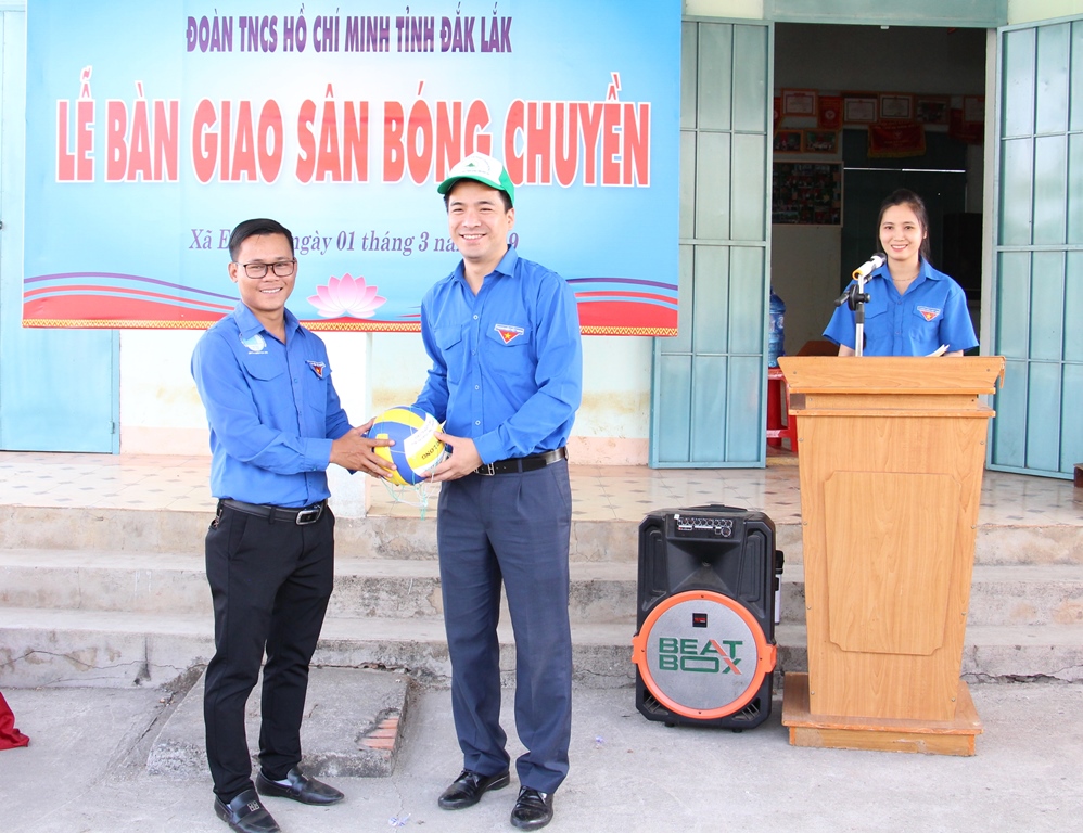 bàn giao sân bóng chuyền