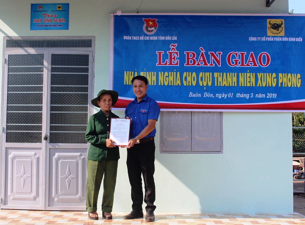 Bàn giao nhà Nhân ái