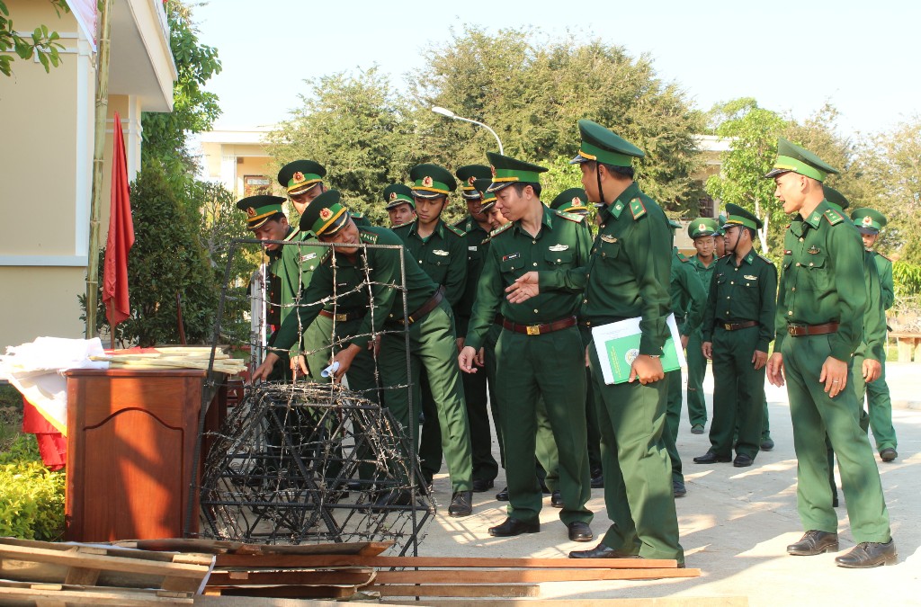 Tham quan mô hình học cụ tại lễ ra quân huấn luyện