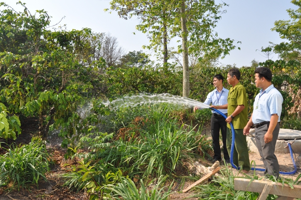 Cán bộ Ngân hàng Chính sách xã hội kiểm tra hiệu quả vốn vay tại một hộ dân trên địa bàn huyền Lắk